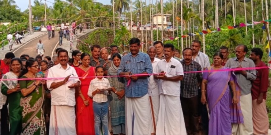കുമ്പളപ്പള്ളി-മൂർഖൻവള്ളി പാലം ഉദ്ഘാടനം ചെയ്തു