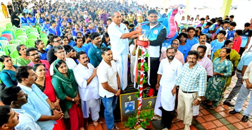 സംസ്ഥാന സ്കൂൾ കായികമേള: ചായോത്ത് സ്കൂളിൽനിന്ന് ദീപശിഖ പ്രയാണം ആരംഭിച്ചു